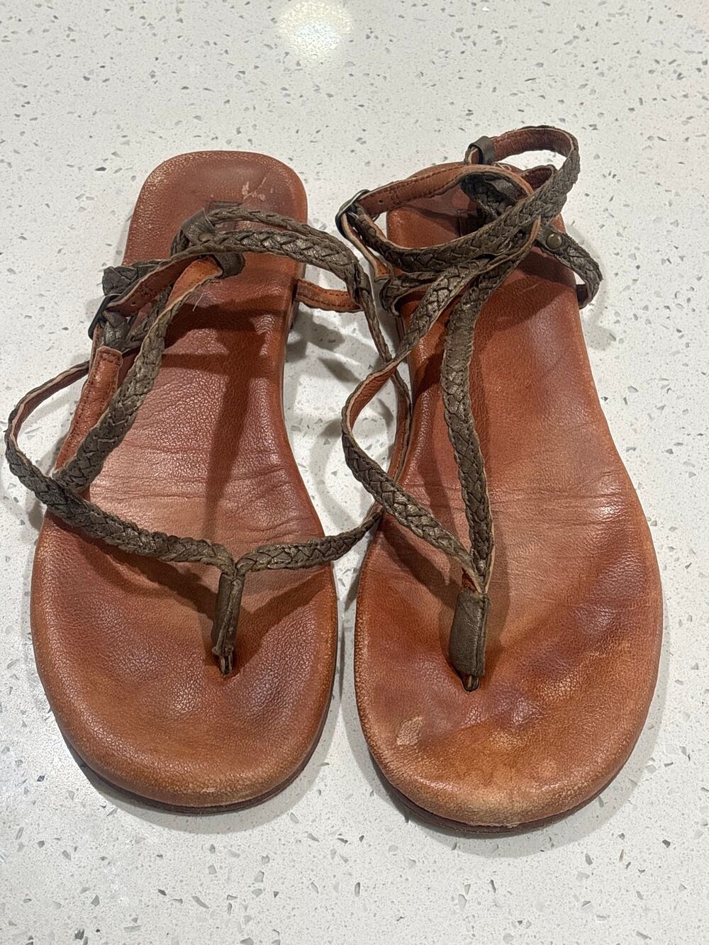 Women’s sz 10 GeeWawa Sandals
